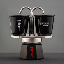 將圖片載入圖庫檢視器 【怪奇物語】詭影雙耳摩卡壺 熱感應變色杯款 2人份 送罐裝咖啡粉