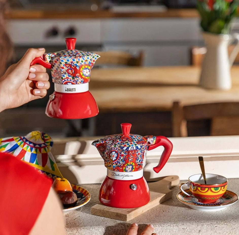 新品タグ付き　DOLCE&GABBANA　デカロゴ刺繍　ニットベスト　M 限量補貨】D&G 聯名電火摩卡壺2杯份– IKUK