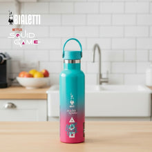 將圖片載入圖庫檢視器 【魷魚遊戲聯名】不鏽鋼提把保溫瓶 運動水瓶600ml