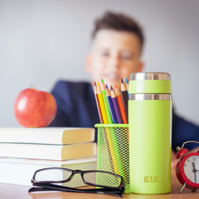 將圖片載入圖庫檢視器 小男孩桌上有隨行杯