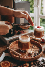 將圖片載入圖庫檢視器 莫蘭迪色皮革套分離式電動冷熱奶泡器 加熱牛奶