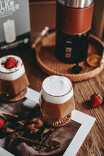 將圖片載入圖庫檢視器 莫蘭迪色皮革套分離式電動冷熱奶泡器 加熱牛奶