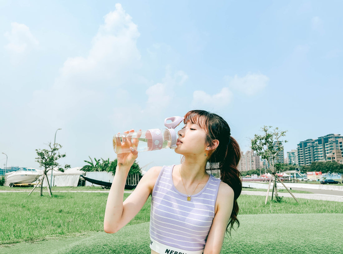 女生在戶外場景使用雲朵杯喝水
