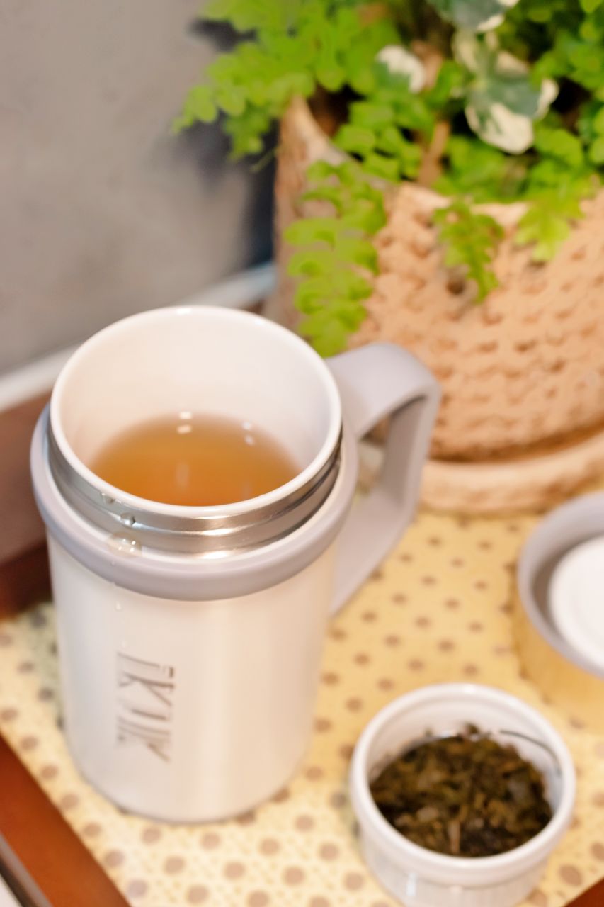 IKUK陶瓷保溫瓷芯杯  貼心提把設計及白瓷茶葉濾杯