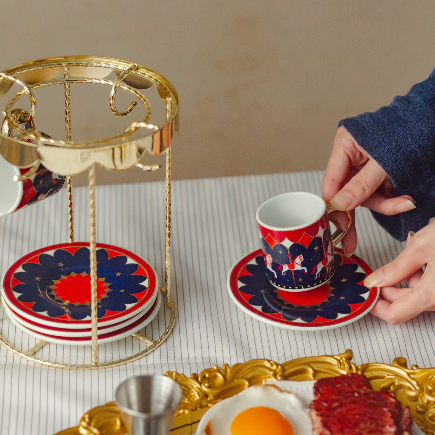 【新品上市】魔法記憶旋轉馬車陶瓷咖啡杯架組 四杯四盤