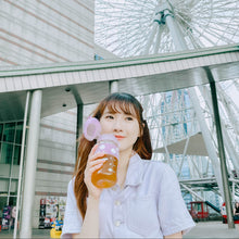 將圖片載入圖庫檢視器 女生在都市中用雲朵杯喝水
