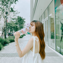 將圖片載入圖庫檢視器 女生在都市街頭用雲朵杯喝水
