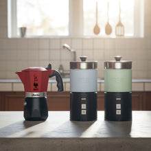 將圖片載入圖庫檢視器 奶咖愛好 鑽石加壓摩卡壺4杯份 + 分離式電動奶泡器 多色可選
